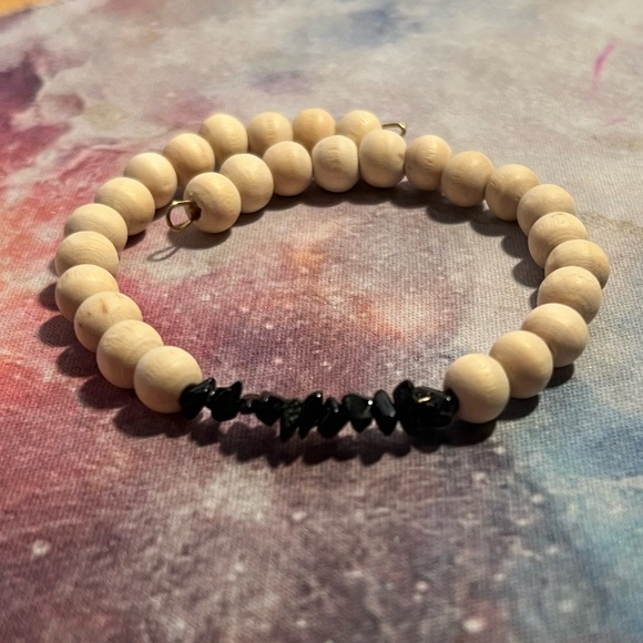 Black gemstone and wooden bead essential oil diffusion bracelet - Picture 2 of 7